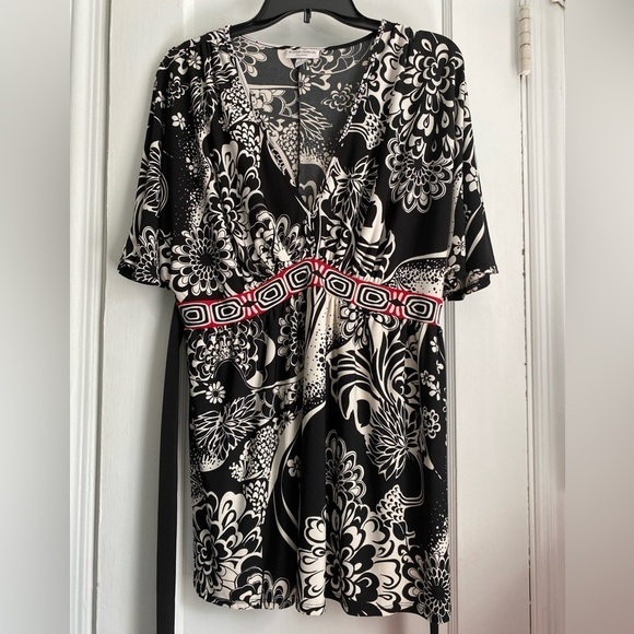 Liz Lange Maternity V-Neck Paisley Print Short Sleeves with Ties Top Size: Large - Picture 2 of 10